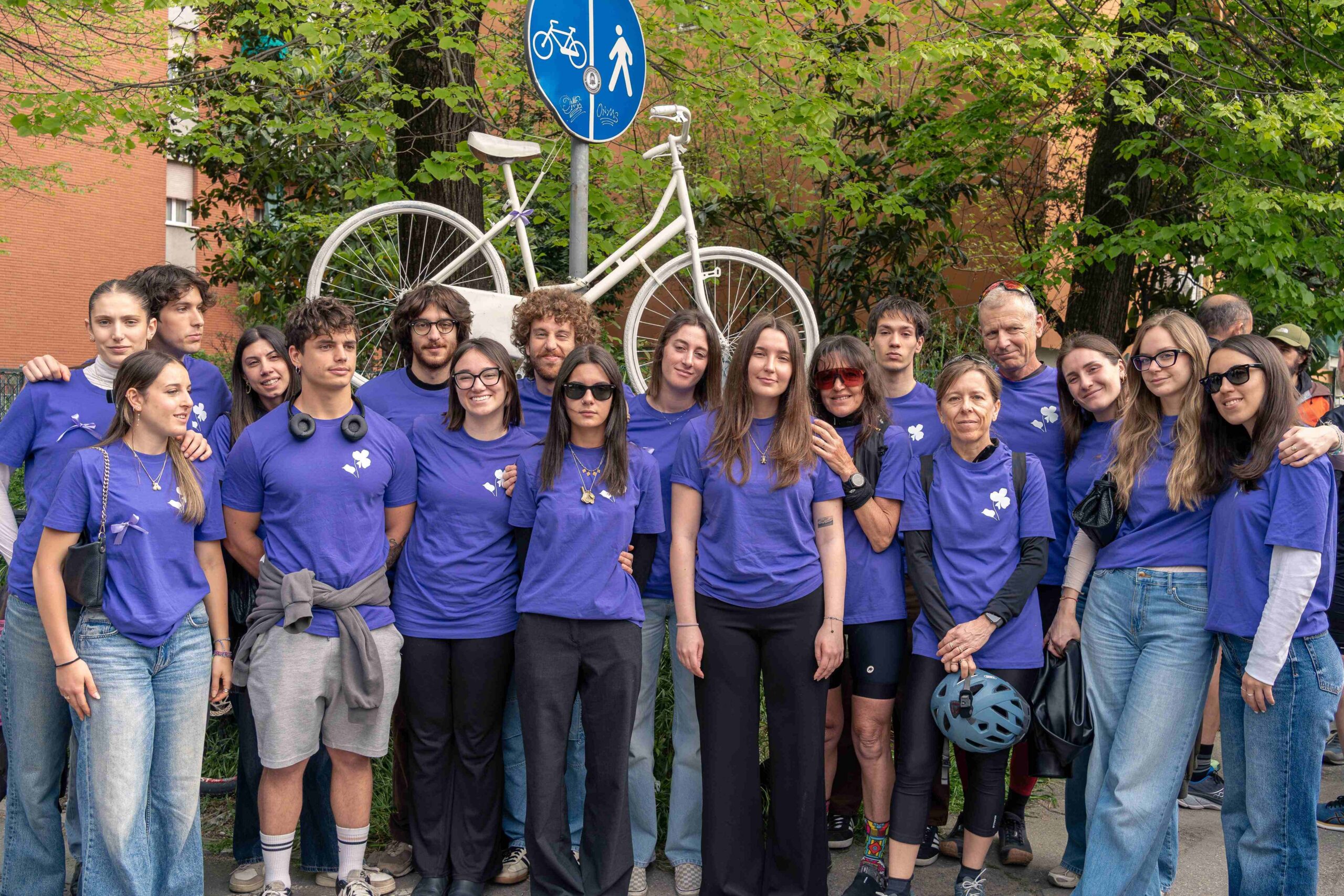 Foto bici bianca tutti insieme